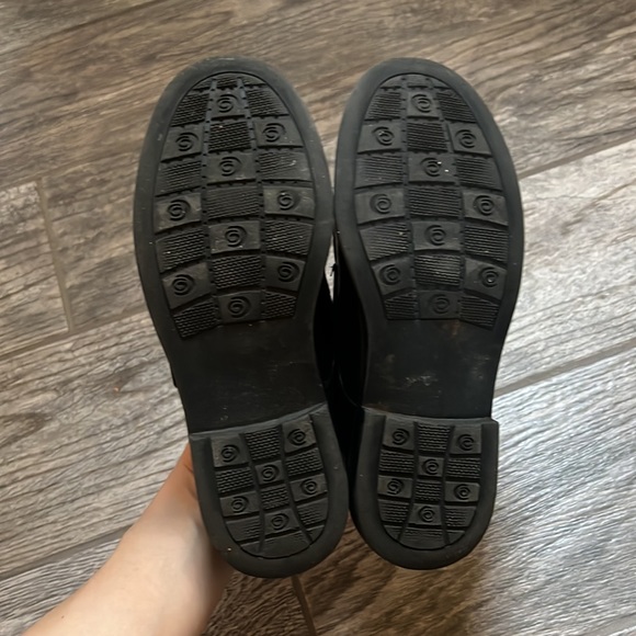 Boys Black Velcro Dress Shoes Size 4 - Picture 8 of 8